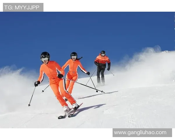 女明星与男篮球员亲密合影展现运动与时尚的完美结合